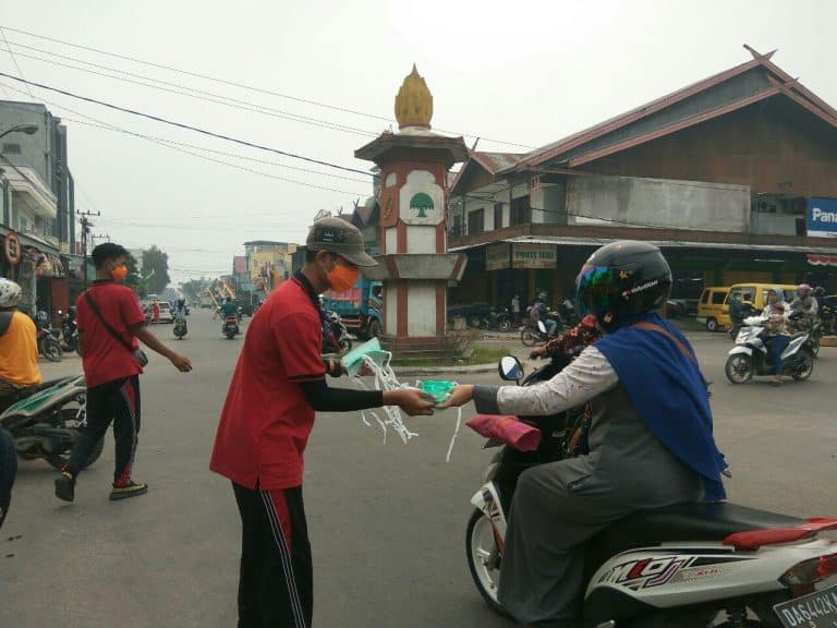 Tim Ayo Turun Tangan Berbagi Masker Gratis