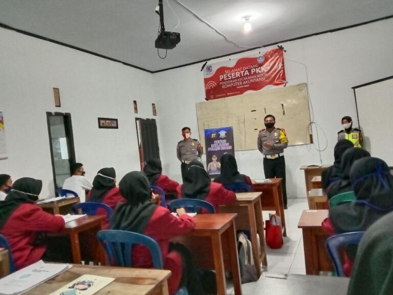 Tertib Berlalu Lintas, Peserta Didik LPK Prisma mendapat Sosialisasi dari Kasat Lantas Polres Kotawaringin Barat